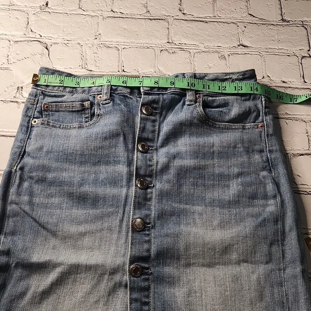 American‎ Eagle Outfitters buttoned jean skirt 6